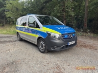 Bei einem Unfall am 8. April 2026 in Kassel wurden zwei Jugendliche auf einem E-Scooter von einem grauen Pkw erfasst.