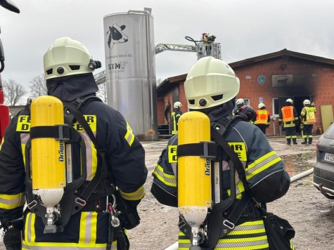 Ein Großaufgebot der Feuerwehr bekämpfte am 31.12.2025 den Brand auf dem Hof.