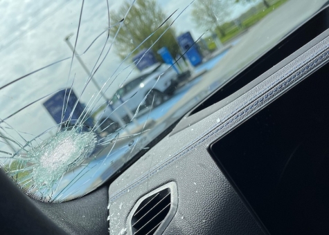 Ein unbekannter Fußgänger warf einen Gegenstand von der Brücke Hellenberg auf die A 33.