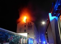 In der Nacht von Mittwoch auf Donnerstag kam es gegen 2.15 Uhr zu einem Brand in einem Mehrfamilienhaus in der Erzberger Straße in Kassel.