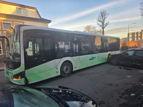 Am 16. Dezember 2025 stießen ein Bus und ein Tiguan zusammen.