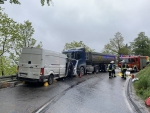Bei dem schweren Unfall am 7. Mai 2026 prallten auf der L 637 ein Transporter und ein Sattelzug frontal zusammen.