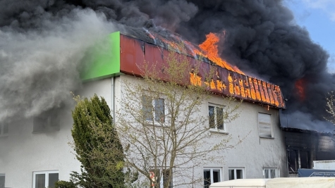 Nach dem Großbrand in Ihringshausen setzten Brandursachenermittler am 15. April 2026 ihre Arbeit am zerstörten Hallenkomplex fort.