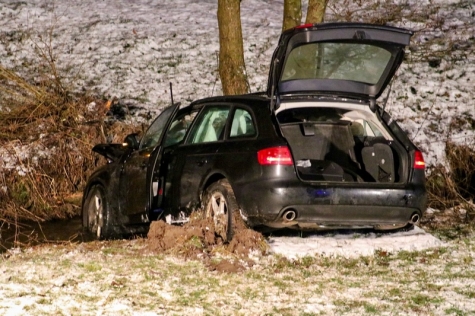 Das Fahrzeug landete nach dem Aufprall einige hundert Meter entfernt in einem Bachbett. Nach den schweren Beschädigungen und den Verletzungen der Fahrerin war das Auto nicht mehr steuerbar. 