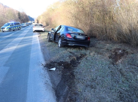 Eine 85-jährige Mercedes-Fahrerin übersah am 25.02.2026 beim Einbiegen auf die B 64 einen vorfahrtberechtigten Ford Focus.