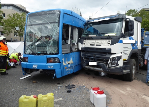 Am Montagmittag (3. Juli 2023) kam es am Holländischen Platz zu einem schweren Verkehrsunfall zwischen einem LKW und einer Straßenbahn mit insgesamt sieben Verletzten.