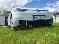 Ein ID3 von VW rastetete am 18. Mai 2021 auf einer Zisterne ein.