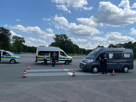 Die Polizei überprüfte gemeinsam mit den Fahrzeugführenden die Ladungssicherung und weitere sicherheitsrelevante Aspekte.