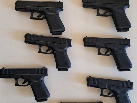 Zollfahnder stellten am 4. September 2026 bei Durchsuchungen zahlreiche halbautomatische Kurzwaffen sicher.