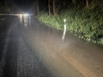 Wasser auf der Straße: Auf der B 252 ist Vorsicht geboten – Hessen Mobil mahnt zur Einhaltung der Tempolimits.