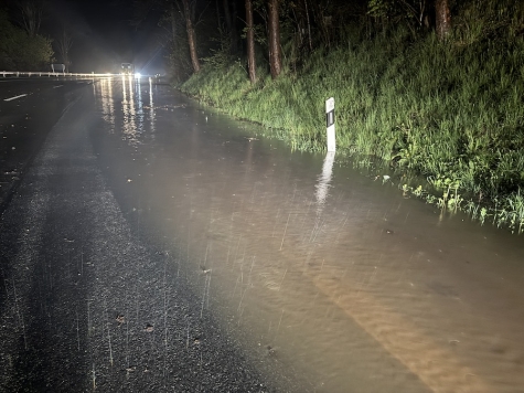 Wasser auf der Straße: Auf der B 252 ist Vorsicht geboten – Hessen Mobil mahnt zur Einhaltung der Tempolimits.