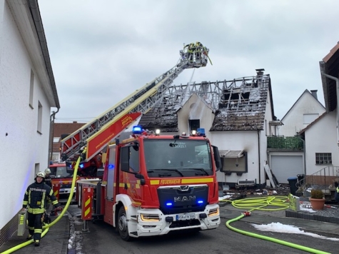 Ein Schornsteinbrand in der Sebastianstraße in Alme griff am 03.02.2026 auf das gesamte Gebäude über.