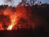 Eine Hütte brannte am 7. November 2020 bei Volkhardinghausen komplett nieder.
