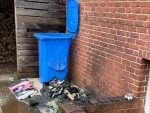 Hinter einem Haus im Stadtteil Rhoden brannten am 18. Juli 2026 mehrere M&uuml;lltonnen.