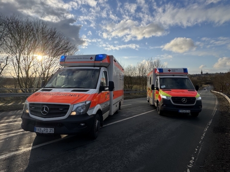 Rettungsdienst brachte den verletzten Motorradfahrer und seine Sozia nach dem Unfall in Wetterburg ins Krankenhaus nach Korbach.
