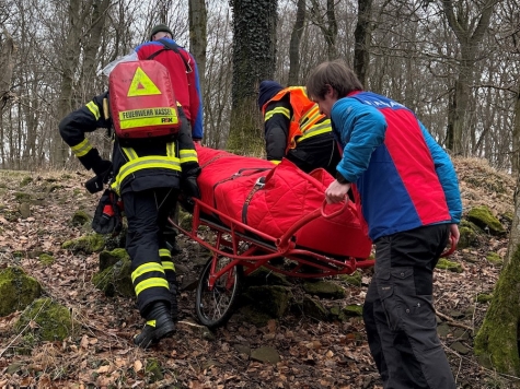 Einsatzkräfte der Feuerwehr und Bergwacht Kassel retten eine hilflose Person aus dem steilen Gelände des Naturparks Habichtswald.