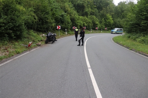 Auf der L 838 kam eine Motorradfahrerin am 18. Juli 2026 von der Fahrbahn ab.