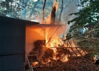Die Dienstgruppe B der Feuerwehr Rotenburg wurde am Freitag (12. August 2022) um 18.14 Uhr zum Brand einer größeren Gartenhütte im Wacholderweg alarmiert.