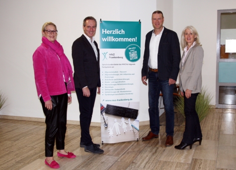 Geschäftsführerin Margarete Janson, Landrat Jürgen van der Horst begrüßen Herrn Dr. Dr. med. Dischereit als Teil des Medizinischen Versorgungszentrums in Frankenberg zusammen mit Claudia Janus der Praxismanagerin des MVZs