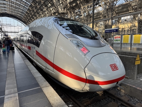 Ein Mitarbeiter der Deutschen Bahn sicherte am 12. Januar 2026 die gesplitterte Außenscheibe des ICE 73 im Bahnhof Fulda mit einer speziellen Hochleistungsfolie ab.