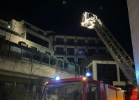 Am Dienstagabend (4. April 2023) wurde die Feuerwehr Bad Wildungen von der Leitstelle mit dem Einsatzstichwort "F2" zu einem Brand in einem leerstehenden Gebäude in der Hufelandstraße alarmiert.
