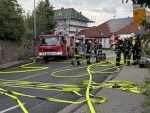 Die Feuerwehr befreite mehrere Bewohner, darunter Kinder, mit der Drehleiter aus dem Gebäude.