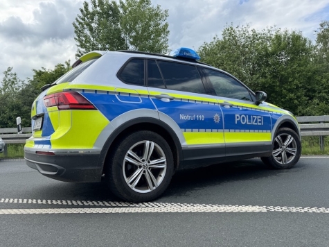 Die Polizei sucht Zeugen. Unbekannte Täter haben in Korbach einen Autoanhänger von einem Firmengelände gestohlen.