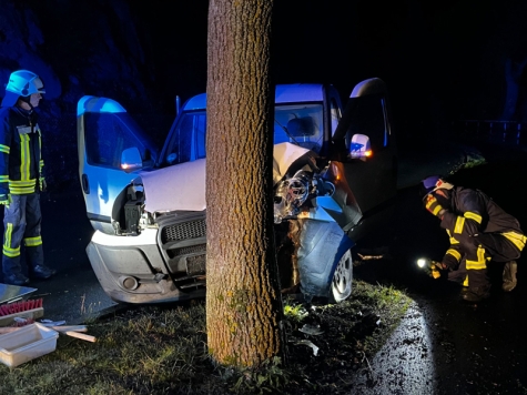 In den frühen Morgenstunden des 26. Septembers rückten die Feuerwehren zu einem Unfall an der Landesstraße 3086 aus.