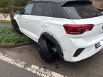 Bei der Unfallflucht am 19. April 2026 wurde ein geparkter VW T-Roc in der Landstraße massiv beschädigt.