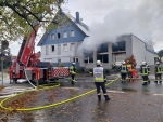 Am 22. Oktober 2025 brannte in Meerhof der Anbau eines Mehrfamilienhauses; drei Bewohner erlitten Rauchgasverletzungen.