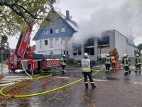 Am 22. Oktober 2025 brannte in Meerhof der Anbau eines Mehrfamilienhauses; drei Bewohner erlitten Rauchgasverletzungen.