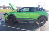 Nach dem Zusammenstoß im Einmündungsbereich der B 80 und B 83 mussten am 19.01.2026 beide Fahrzeuge schwer beschädigt abgeschleppt werden.