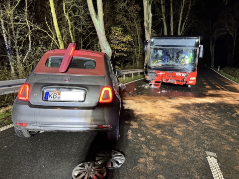 Auf der B 251 kam es zu einem schweren Unfall zwischen einem Fiat 500 und einem Linienbus.