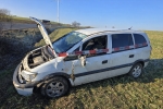 Ein weißer Opel Zafira geriet am 19. Januar 2026 auf der glatten B 450 ins Schleudern und kam abseits der Fahrbahn in einer Wiese zum Liegen.