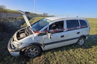 Ein weißer Opel Zafira geriet am 19. Januar 2026 auf der glatten B 450 ins Schleudern und kam abseits der Fahrbahn in einer Wiese zum Liegen.