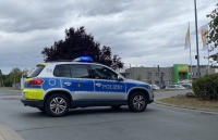 Ein roter Jeep Grand Cherokee wurde vom Hof eines Autohändlers entwendet. Der Täter montierte vermutlich zuvor gestohlene Kennzeichen mit der Aufschrift KB-CH 1312.