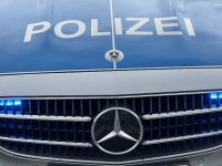 Die Polizei sucht Zeugen, die Hinweise zum Einbruch in ein Einfamilienhaus in Ammenhausen geben können, insbesondere zu einem auffälligen weißen Mercedes.