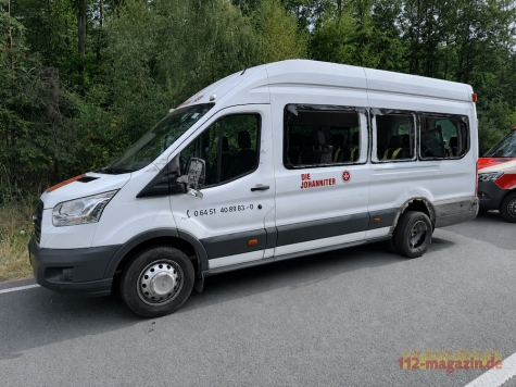 Bei der Kollision auf der B 253 wurden am 3. August 2026 zehn Insassen eines Johanniter-Kleinbusses verletzt.