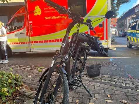 Eine Radfahrerin wurde am 2. Oktober 2026 bei einem Verkehrsunfall in Peckelsheim leicht verletzt.