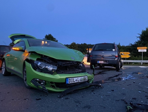 Ein Opel und ein Volkswagen stießen am 23. August 2021 auf der Bundesstraße 253 bei Röddenau (Landkreis Waldeck-Frankenberg) zusammen.