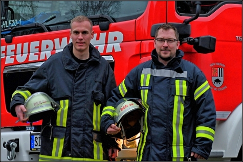 Moritz Eigner und Mark Stremmel (von links) sind nicht nur von der Kameradschaft in der Bad Berleburger Feuerwehr beeindruckt. Diese gaben sie beim Pressetermin direkt auch an mich weiter.