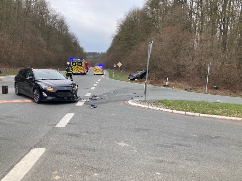 Beim Abbiegen an der Abfahrt Bellersen kam es am 17. März 2026 zum Zusammenstoß zweier Autos, vier Menschen wurden verletzt.