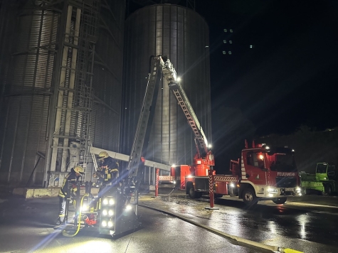 Die Feuerwehr Volkmarsen unterstützte mit Hubarbeitsbühne und Löschfahrzeug die Brandbekämpfung aus der Höhe.