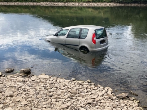 Im Bereich des Freibads rollte am 24. August 2025 ein Pkw in die Weser; verletzt wurde niemand.