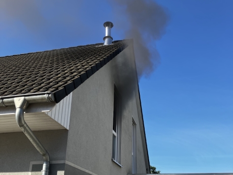 Das Feuer griff während des Ladevorgangs unmittelbar auf ein Bett über.