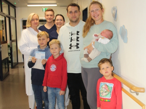 Oberärztin Gabriele Schalk, die Pflegefachkräfte Tarik Schomberg und Verena Michel mit Familie Theis (Eltern Franziska und Björn) mit den vier Söhnen von links nach rechts Lennard 9 Jahre, Samuel 7 Jahre, 500. Baby im Kreiskrankenhaus Frankenberg Fabio und Jonatan 3 Jahre.