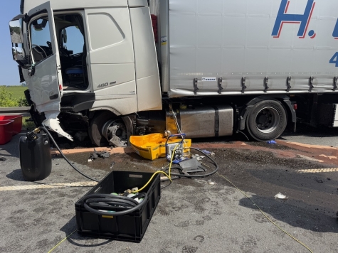 Nach der Kollision tritt aus dem beschädigten Tank des Lkw eine größere Menge Diesel aus. Die Feuerwehr pumpt den Kraftstoff aktuell mit Spezialgerät ab.