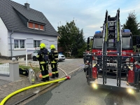 Einsatzkräfte der Feuerwehr Korbach kontrollieren das Wohnhaus in der Straße Am Kleppesberg nach einem ausgelösten Rauchwarnmelder.