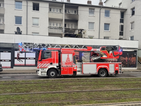 Gasflasche verursacht Balkonbrand – Bewohner verletzt