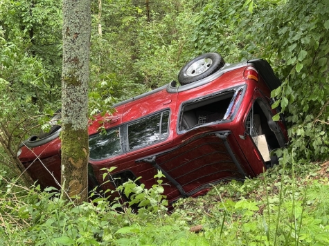 Der stark beschädigte SUV blieb in Schräglage auf dem Dach liegen – zum Glück wurde niemand eingeklemmt.